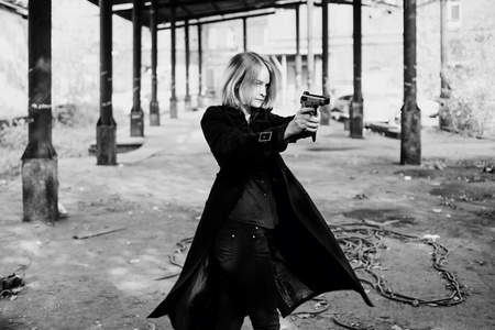 有人在街上开枪的黑手党女孩插画