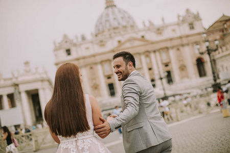 圣彼得大教堂的一对可爱的年轻新婚夫妇在梵蒂冈