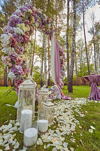 美丽的婚礼设置。仪式在森林里的地方