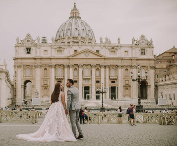 圣彼得大教堂的一对可爱的年轻新婚夫妇在梵蒂冈