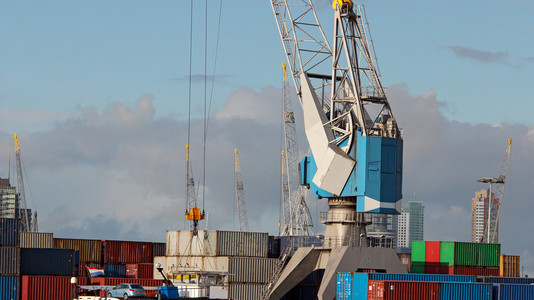 货运船舶与港口码头的堆积容器图片