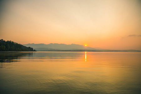 一个美丽的, 宁静的早晨的湖泊和山脉在远处的景观。七彩夏日风光, 山水如黎明。Tatra 山脉在斯洛伐克, 欧洲