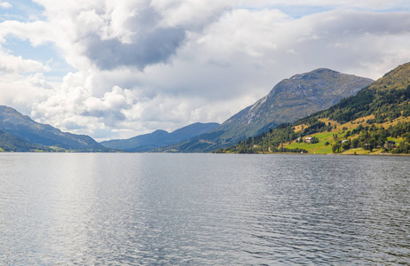风景与山海湾和村庄在挪威