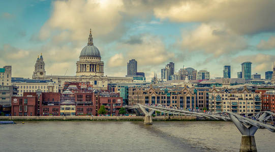 伦敦金融城 千年桥和圣保禄大教堂