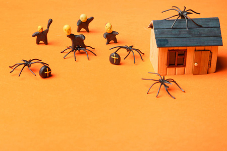 老房子, 蜘蛛和僵尸在橙色背景。概念万圣节