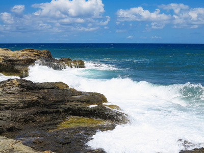 大波浪对岩质海岸蓝色是大海和天空在克里特岛
