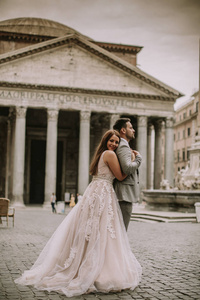 美丽的年轻夫妇由万神殿在意大利罗马