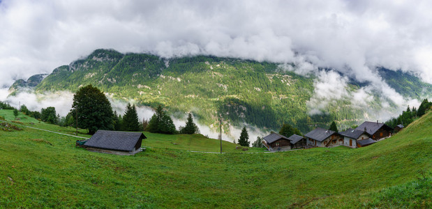 在云端的高山村庄图片