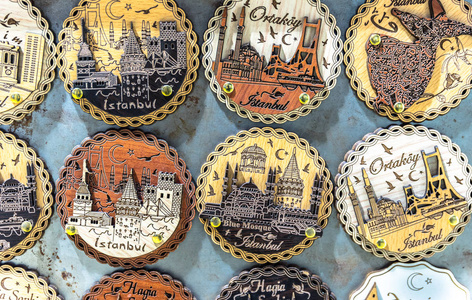 收集五颜六色的磁铁纪念品与伊斯坦布尔热门地标出售在大市集, 伊斯坦布尔, 土耳其