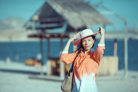 在苏中穿白色连衣裙，戴着草帽的漂亮女人的画像