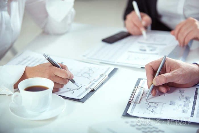 在文件上写的商务人士手