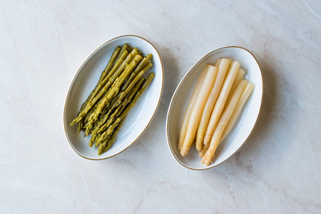 腌绿白芦笋泡菜在盘子里。有机食品