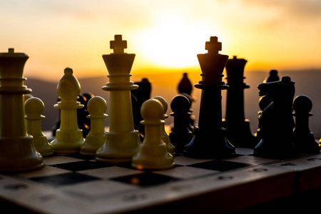 国际象棋图上的棋盘室外日落背景.选择性聚焦照片