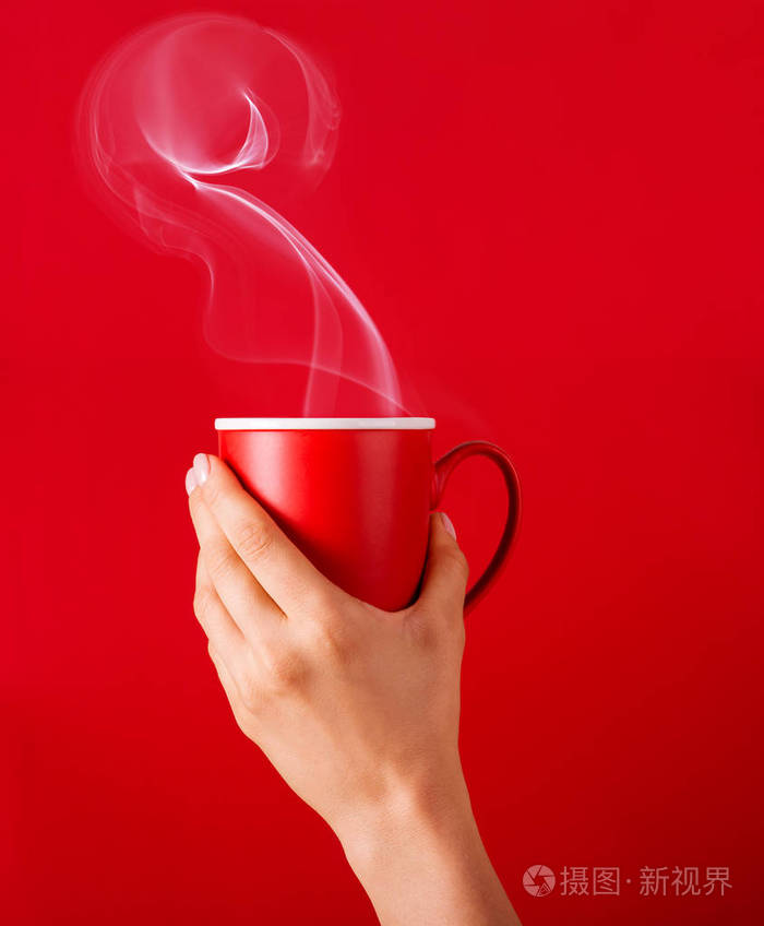 在凉爽的一天, 她手里拿着一杯香咖啡的女人.