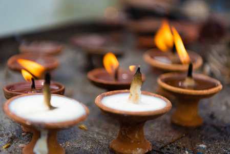 cota 油灯作为宗教祭在尼泊尔寺庙