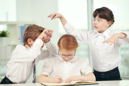 取笑一个典型的女孩书呆子的学童