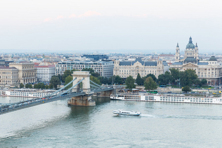 布达佩斯。俯瞰多瑙河和链桥