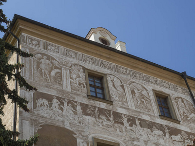 文艺复兴风格的城堡与五彩拉毛陶装饰门面, 阳光明媚的夏日, 蓝天背景
