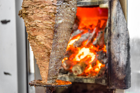 烤串羊肉羊肉, 传统肉类在沙瓦玛或烤肉三明治在不锈钢烧烤机, 土耳其伊斯坦布尔