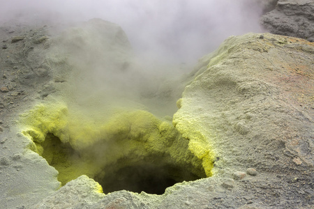 在火山口的 Mutnovsky 火山喷气活动