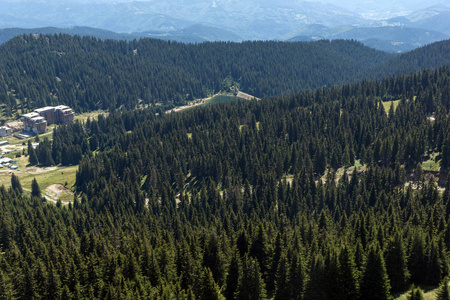 保加利亚斯莫梁 Pamporovo 滑雪胜地 Snezhanka 塔附近的 Rhodope 山夏季景观