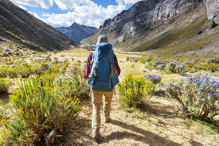 徒步旅行在科迪勒拉山系，秘鲁的场景