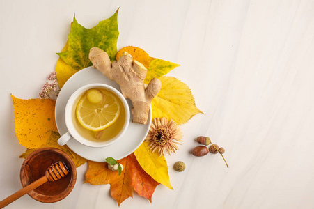 秋季茶姜和柠檬在白色的背景。秋季背景