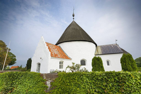 防御圆的教会在 Nyker, Bornholm, 丹麦