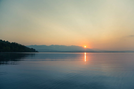 一个美丽的, 宁静的早晨的湖泊和山脉在远处的景观。七彩夏日风光, 山水如黎明。Tatra 山脉在斯洛伐克, 欧洲