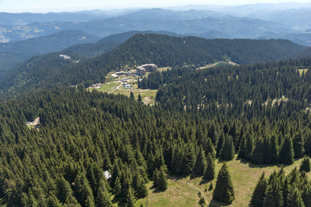 保加利亚斯莫梁 Pamporovo 滑雪胜地 Snezhanka 塔附近的 Rhodope 山夏季景观