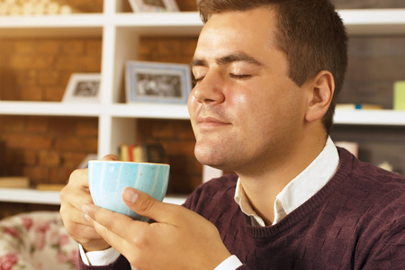 年轻人喝咖啡 茶或巧克力