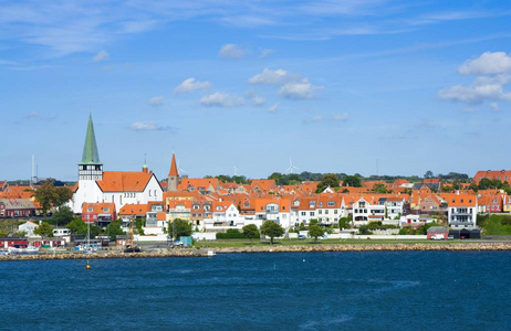 龙尼镇全景从海港, St. 尼古拉斯教会在左边, Bornholm, 丹麦