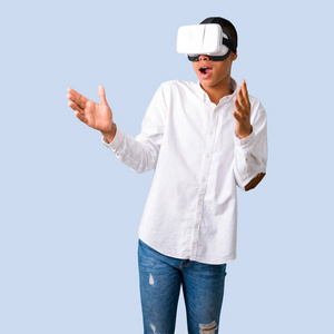 年轻的非洲裔美国人与白色衬衫使用 Vr 眼镜。孤立蓝背景下的虚拟现实体验