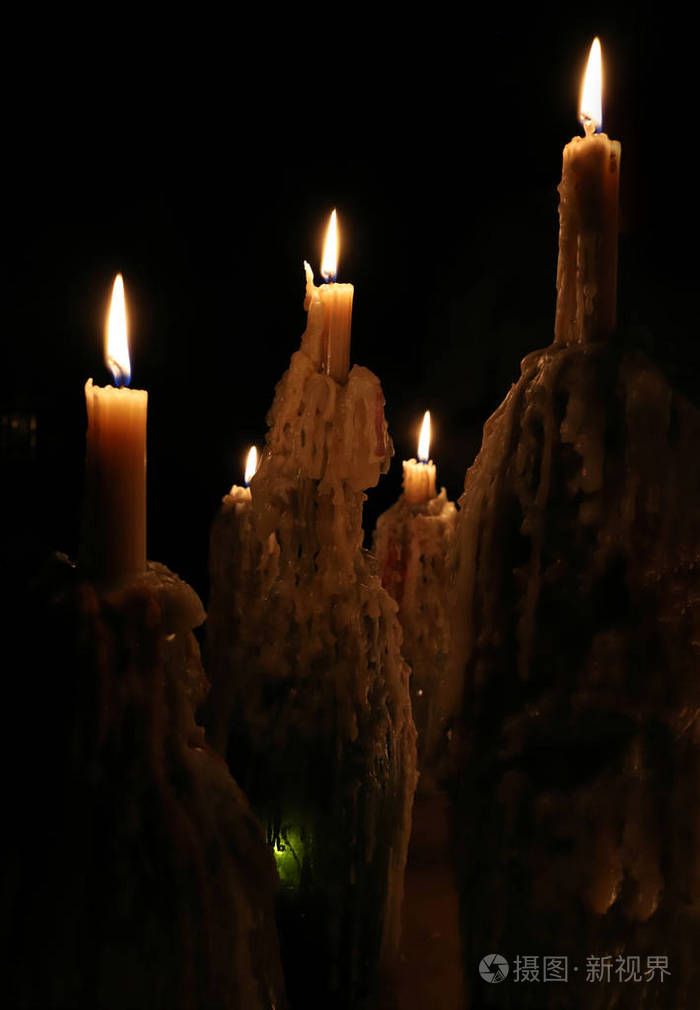 在黑暗中燃烧蜡烛, 融化蜡烛蜡, 蜡烛火焰.