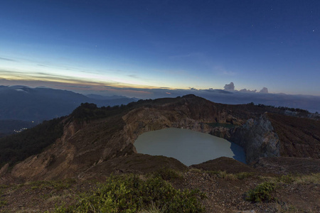 Danau Kootainuamuri 和 Danau Alapolo 在日出前的月光照耀下 Kelimutu 国家公园在东部的