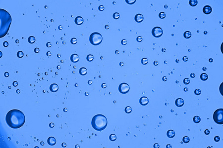 蓝色湿背景, 窗玻璃上的雨滴, 秋季天气的概念