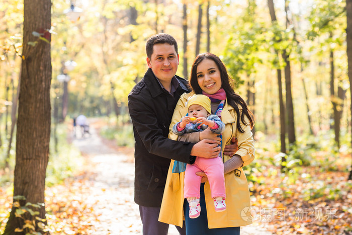 快乐家庭母亲 父亲和婴儿在秋天自然特写镜头