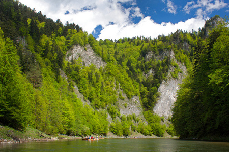 在 Pieniny 国家公园杜纳耶茨河上漂流