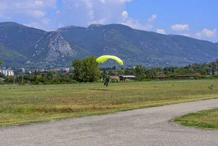伞兵黄色降落伞降落在飞行场上