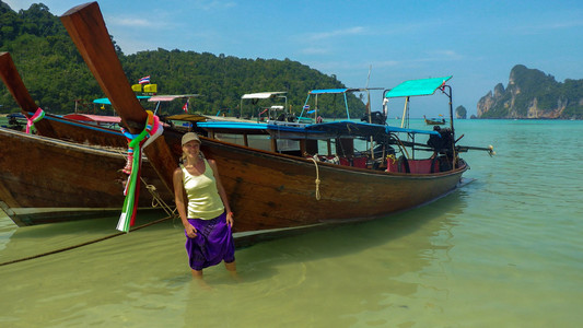 女人喜欢走在泰国甲米海滩水