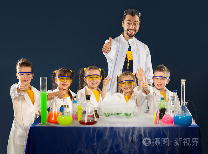 快乐的孩子,做科学实验在实验室里的科学家