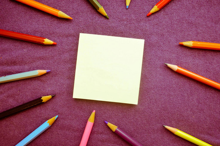 多彩多姿, 明亮, 斑驳的绘图铅笔是位于纸张的左侧和地方为您的文字背景紫色布