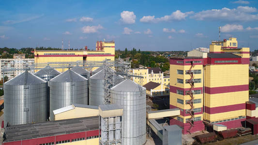 农业仓。谷物小麦玉米大豆的贮藏和干燥, 对蓝天白云