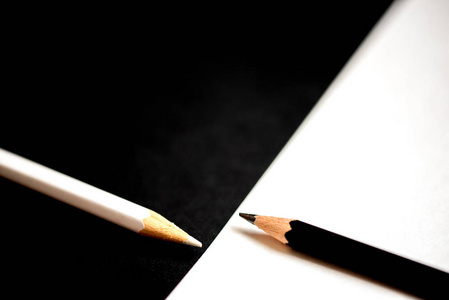 个性组合字网名铅笔和带子的黑白组合.商业中的对立与个性概念照片