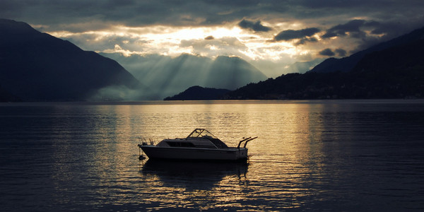 在科莫湖上划船在日落的时候。一线生机