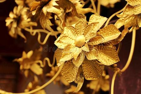 泰式寺庙装饰的金色泰式花卉图案