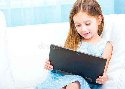 带着笔记本电脑的可爱小女孩图片