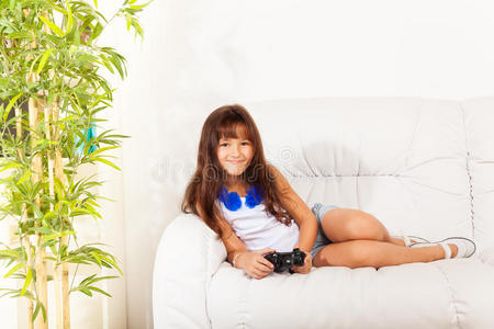 有电子游戏控制的好女孩