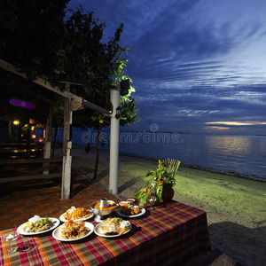 泰国海滩日落晚餐