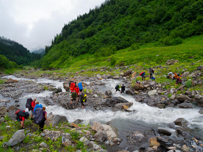 徒步旅行团横渡山河